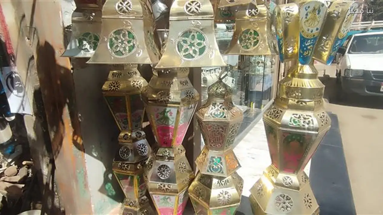 فوانيس رمضان تجذب الأهالي في أسواق سوهاج بأسعار تتراوح بين 80 و1400 جنيه