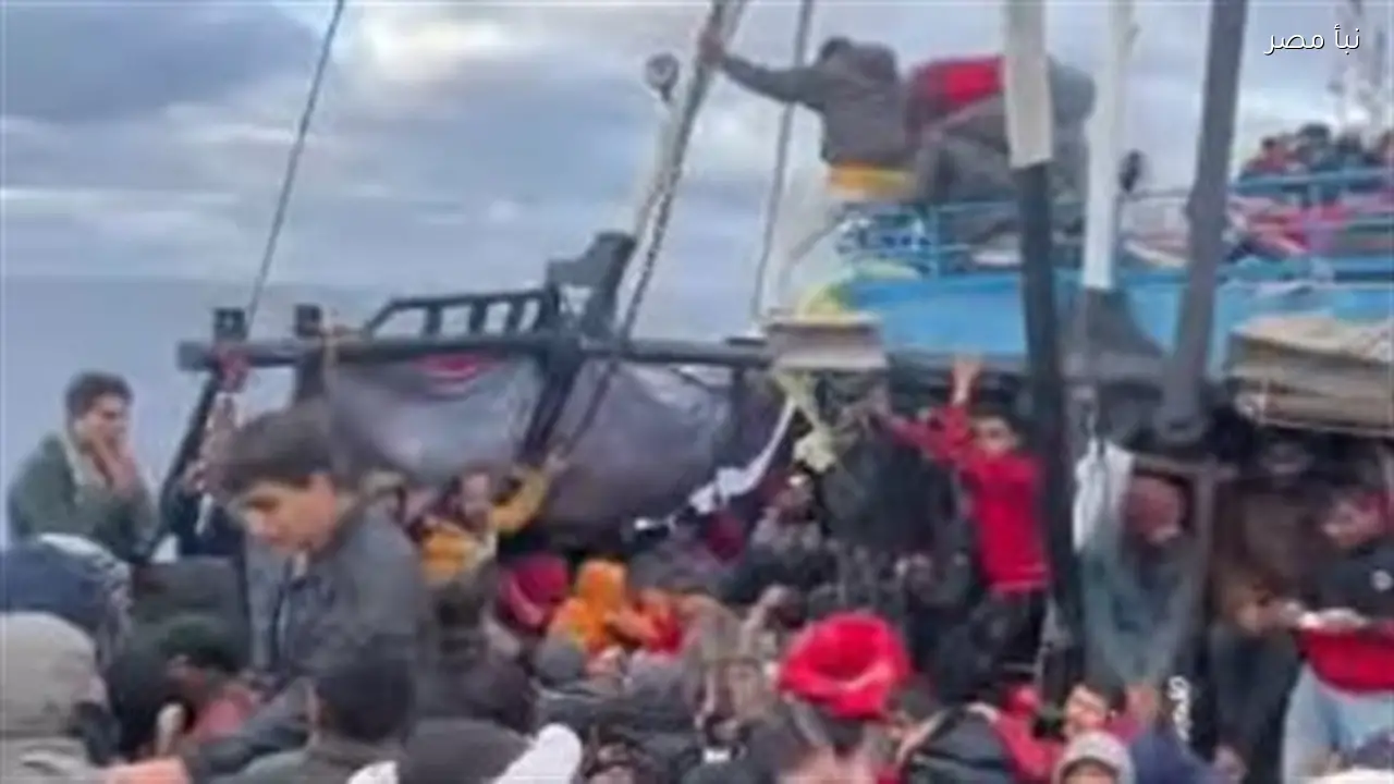 شاب يوثق أسماء مهاجرين غير شرعيين على أجسادهم تعبيرًا عن الخوف من الغرق والأمل في النجاة