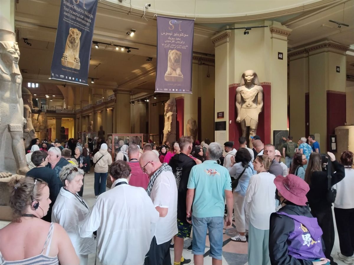 إقبال واسع من السائحين على زيارة المتحف المصري بالتحرير