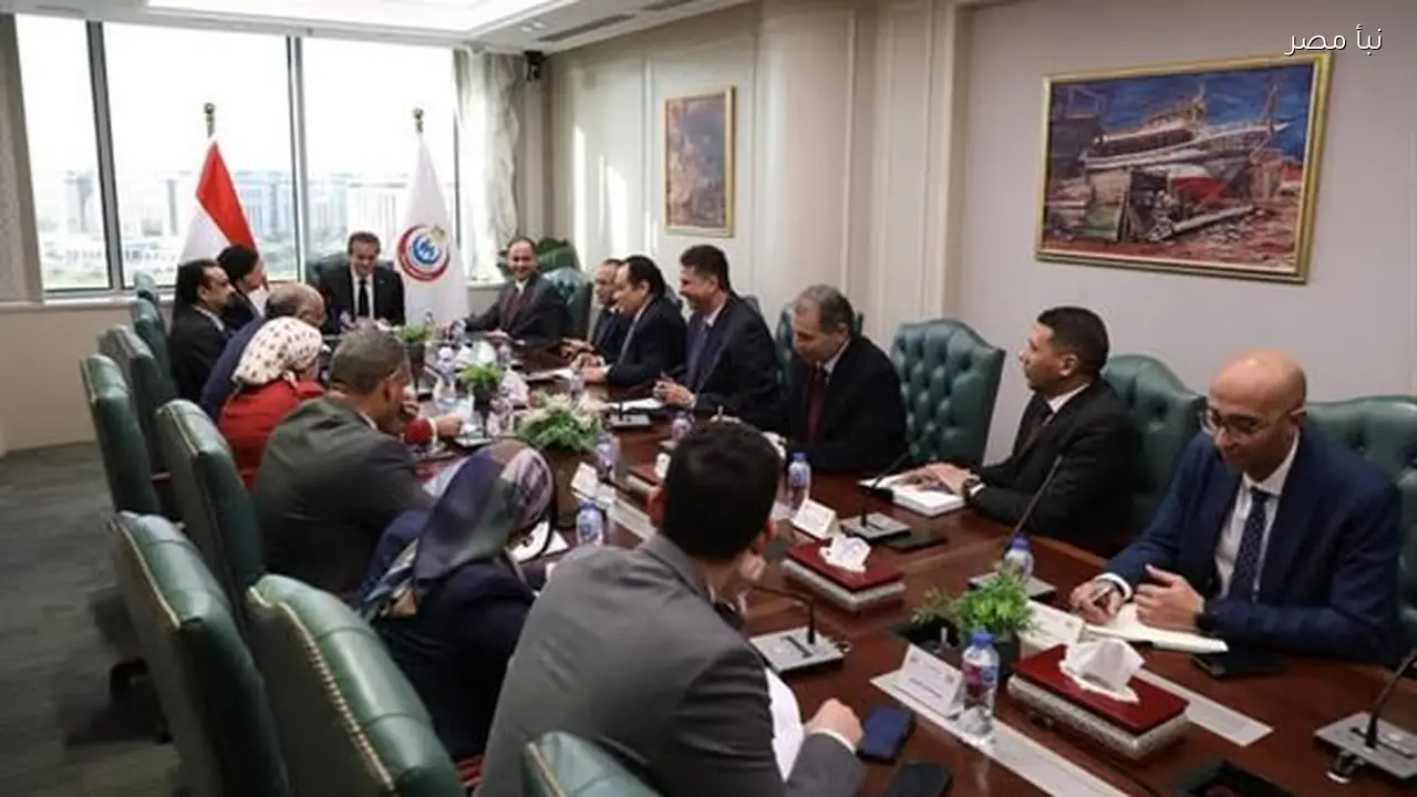 الدكتور خالد عبد الغفار يجتمع بقيادات الصحة في أول يوم عمل بعد تجديد الثقة