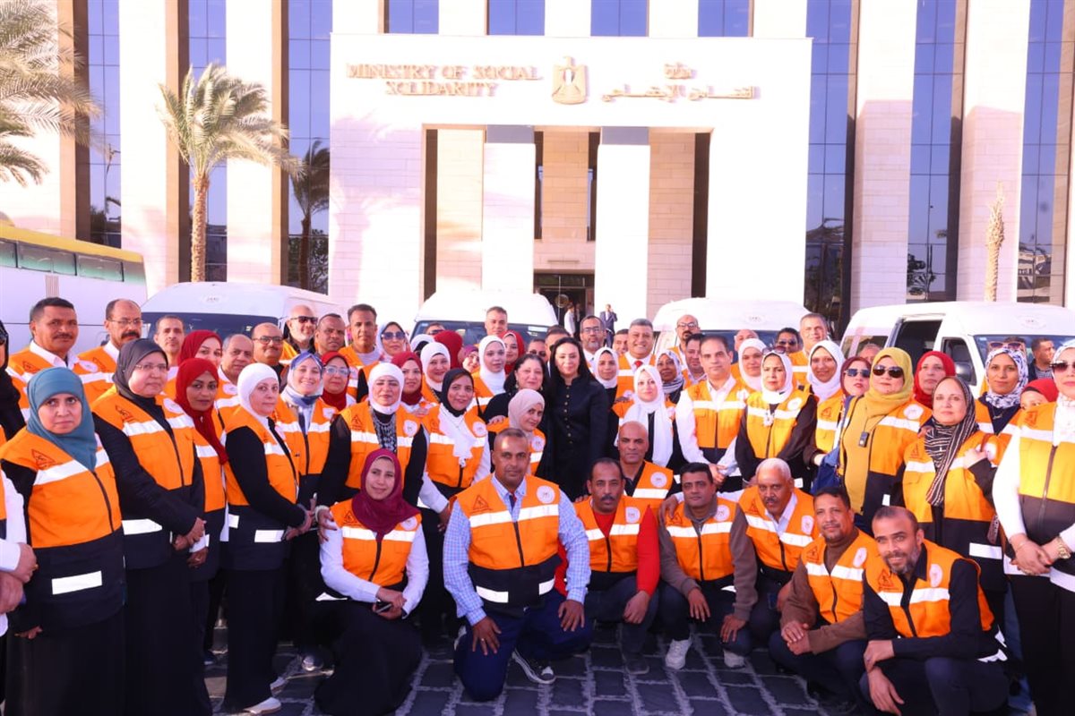 وزيرة التضامن تشهد اصطفاف فرق التدخل السريع والهلال الأحمر المصري لتعزيز سرعة الاستجابة لحالات الأطفال والكبار بلا مأوى