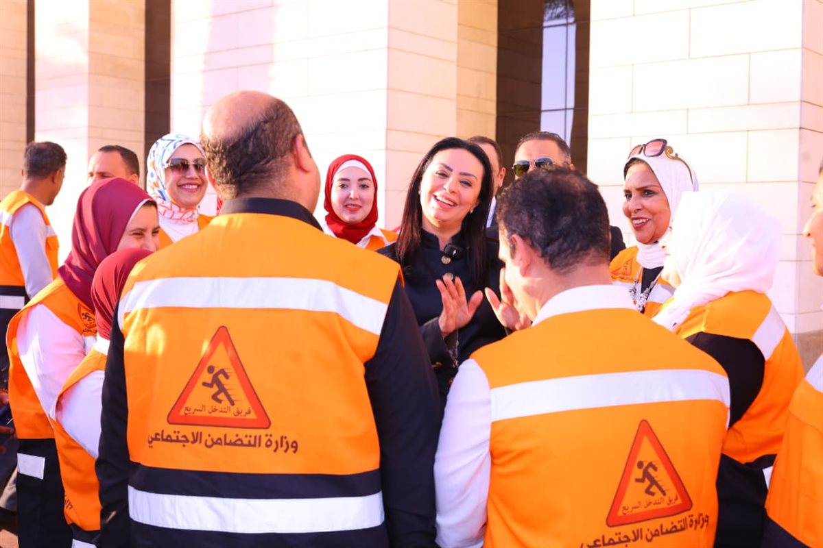 وزيرة التضامن تشهد اصطفاف فرق التدخل السريع والهلال الأحمر المصري لتعزيز سرعة الاستجابة لحالات الأطفال والكبار بلا مأوى