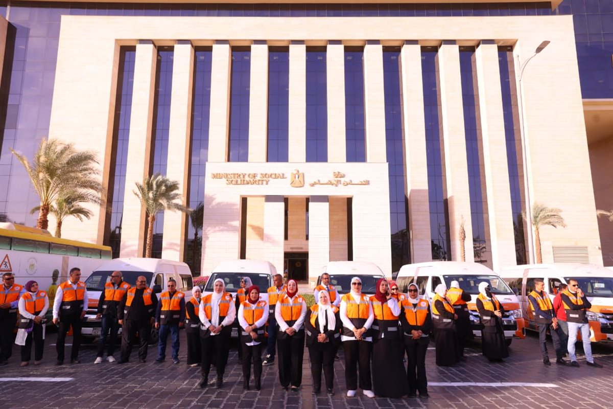 وزيرة التضامن تشهد اصطفاف فرق التدخل السريع والهلال الأحمر المصري لتعزيز سرعة الاستجابة لحالات الأطفال والكبار بلا مأوى