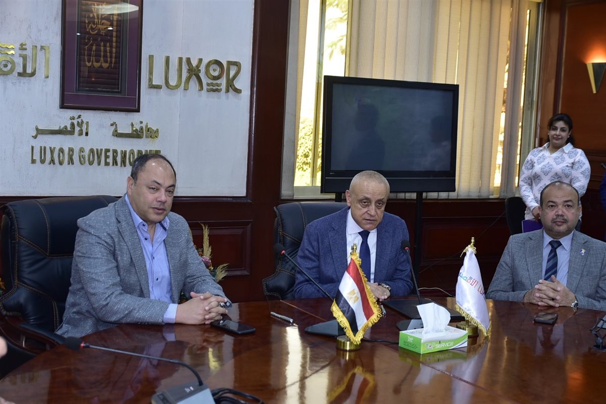 محافظ الأقصر يبحث المشروعات التنموية