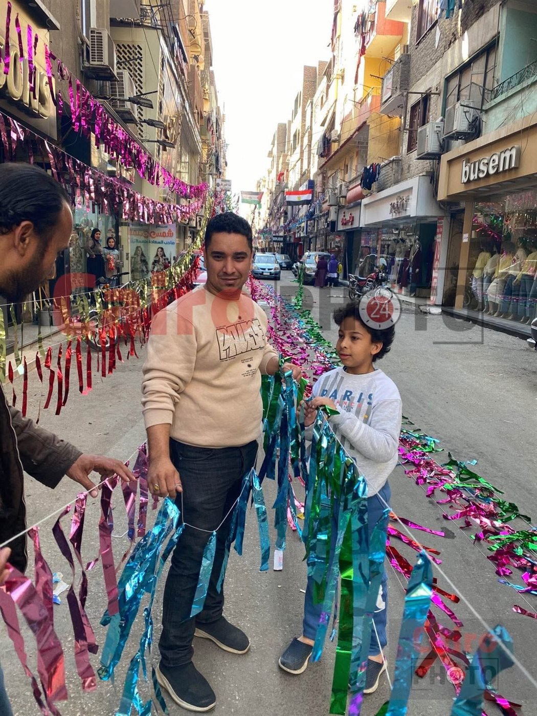 مايكل وروماني شابان قبطيان يزينان الشارع لاستقبال رمضان