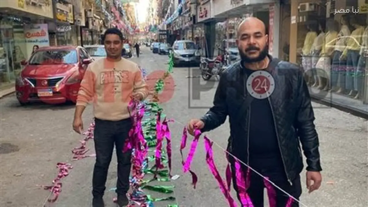 مايكل وروماني يشاركان جيرانهما في تزيين شوارع الأقصر احتفالا بشهر رمضان