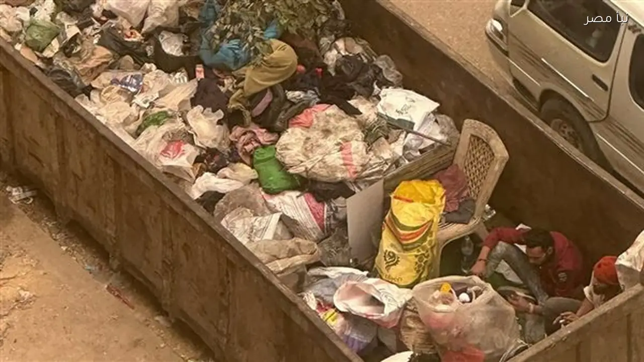 تحويل صناديق القمامة بالهرم إلى وحدات سكنية للمشردين يثير استياء سكان ميدان الساعة