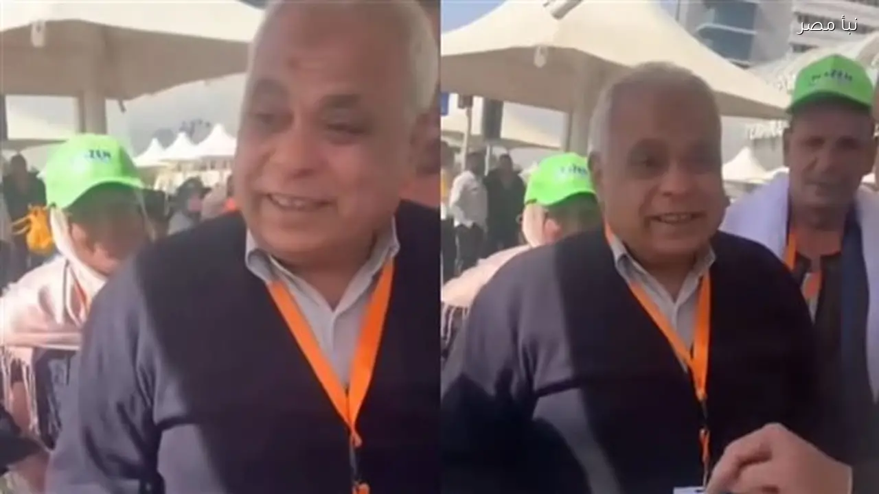 أسرة مسن تفاجئه بتأشيرة عمرة في المطار ويعبر عن فرحته بالبكاء