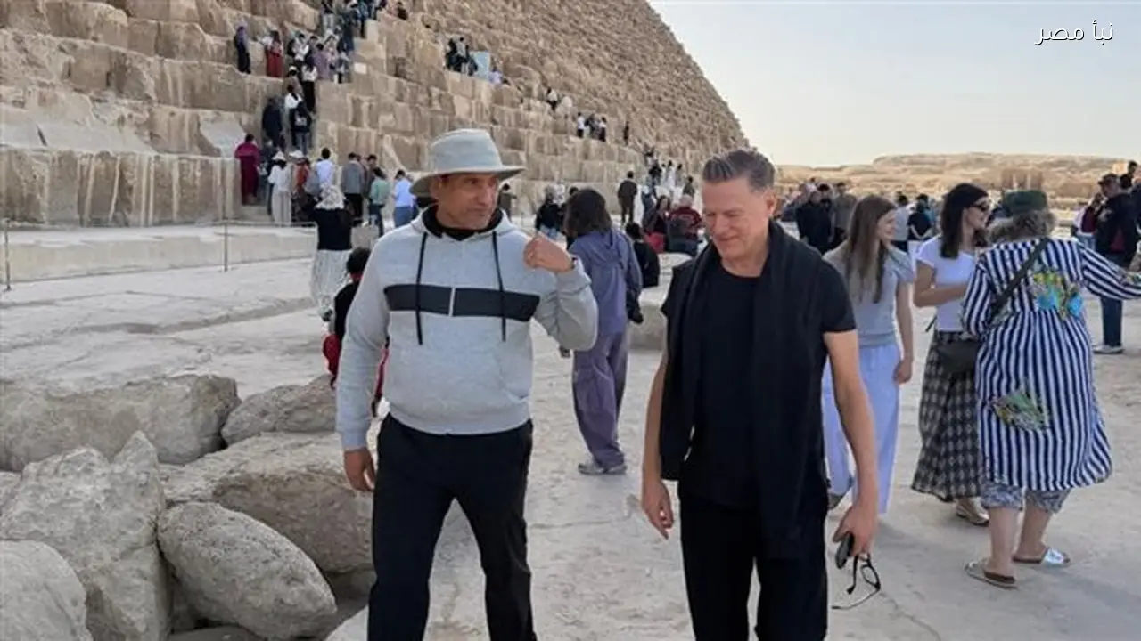 براين آدمز يعبر عن إعجابه بأهرامات الجيزة خلال زيارة خاصة