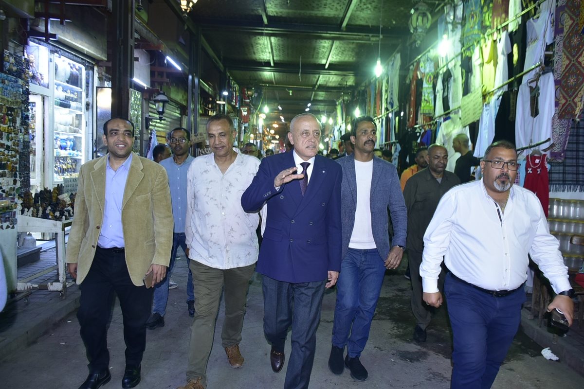 جولة محافظ الأقصر بالسوق السياحي