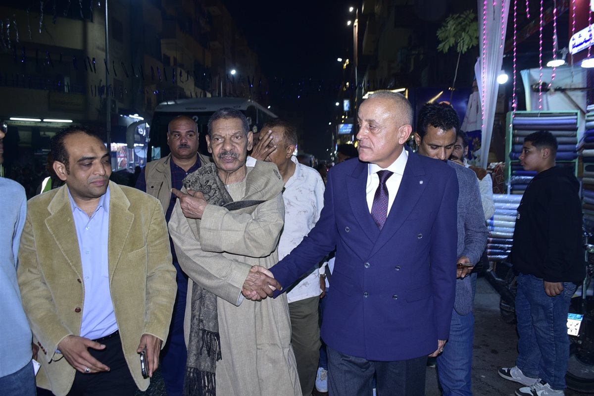 جولة محافظ الأقصر بالسوق السياحي