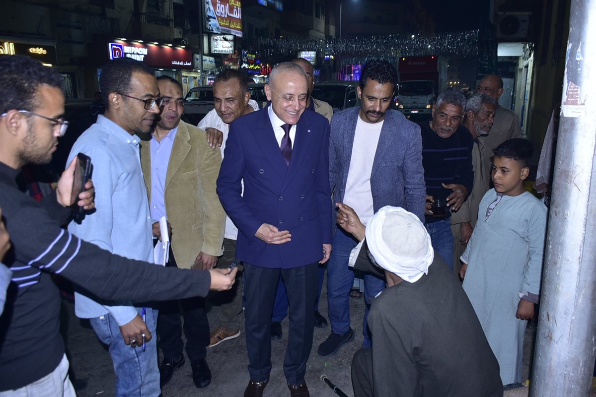 محافظ الأقصر يتوقف لمسن قعيد