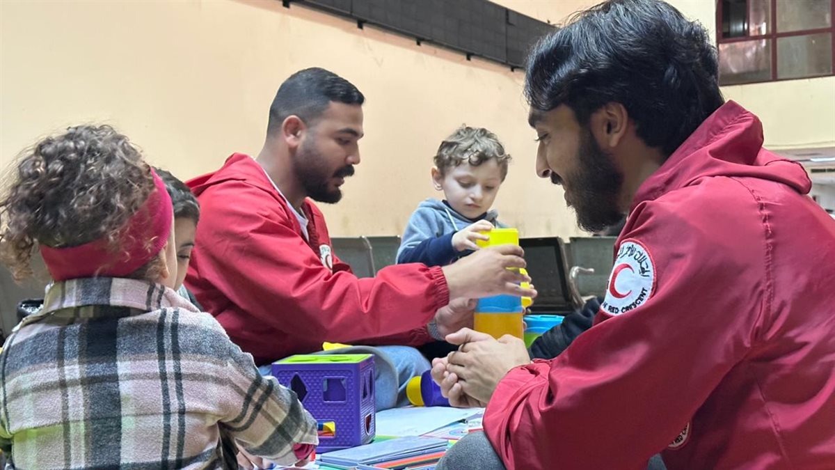 الهلال الأحمر المصري مع صغار غزة