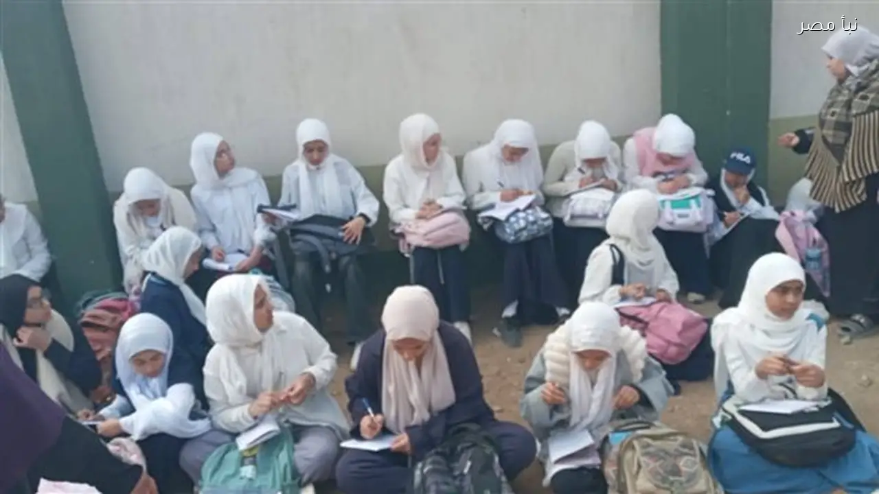 شكوى ولي أمر بسبب تدريس معلمة للطلاب في فناء المدرسة بالشرقية مما اضطرهم لافتراش الأرض
