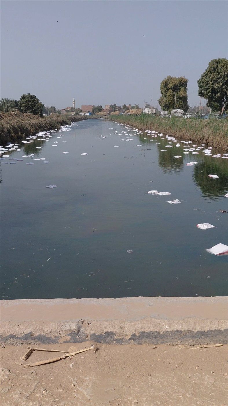 انقلاب مقطورة محملة بكميات كبيرة من الدقيق في الترعة