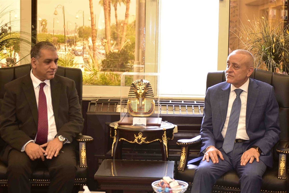 محافظ الأقصر والقنصل البريطاني