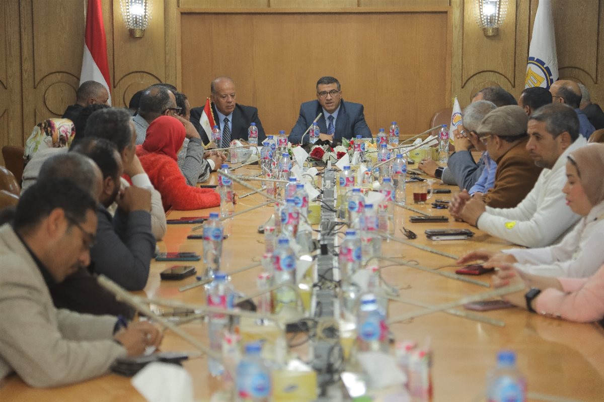 محافظ قنا يلتقي ممثلي وسائل الإعلام