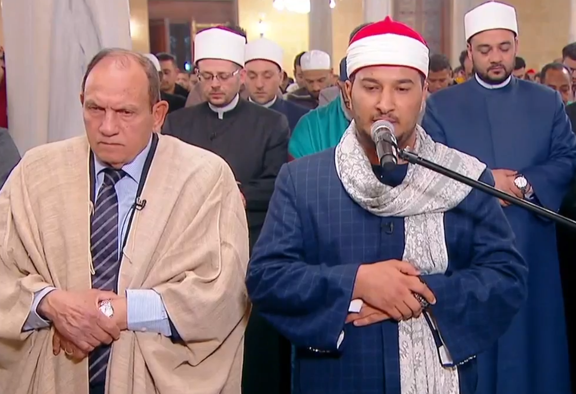 بإمامة الدكتور أحمد نعينع ومتسابق دولة التلاوة بلال سيف.. مئات المصلين يؤدون أول صلاة تراويح بالإمام الحسين