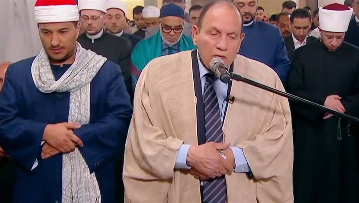 بإمامة الدكتور أحمد نعينع ومتسابق دولة التلاوة بلال سيف.. مئات المصلين يؤدون أول صلاة تراويح بالإمام الحسين