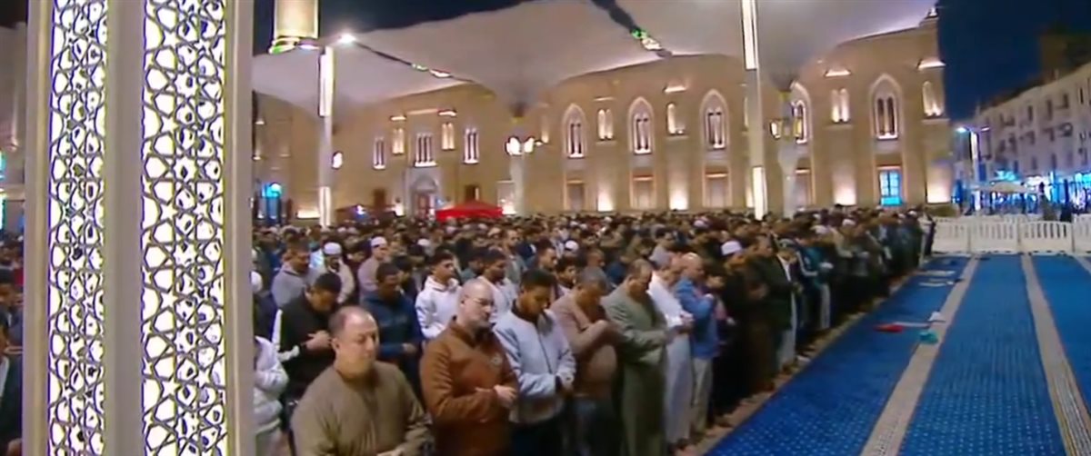 بإمامة الدكتور أحمد نعينع ومتسابق دولة التلاوة بلال سيف.. مئات المصلين يؤدون أول صلاة تراويح بالإمام الحسين