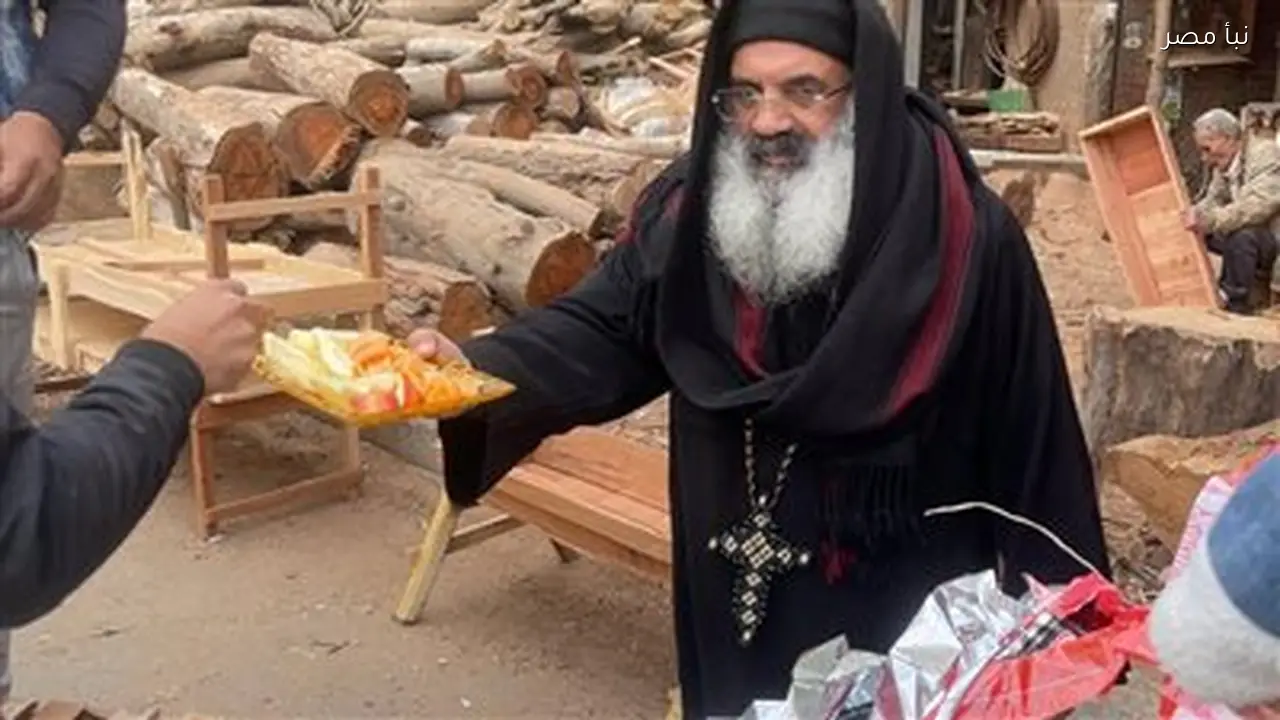 تلاحم الأقباط والمسلمين في تعليق زينة رمضان أمام كنيسة بالقنايات