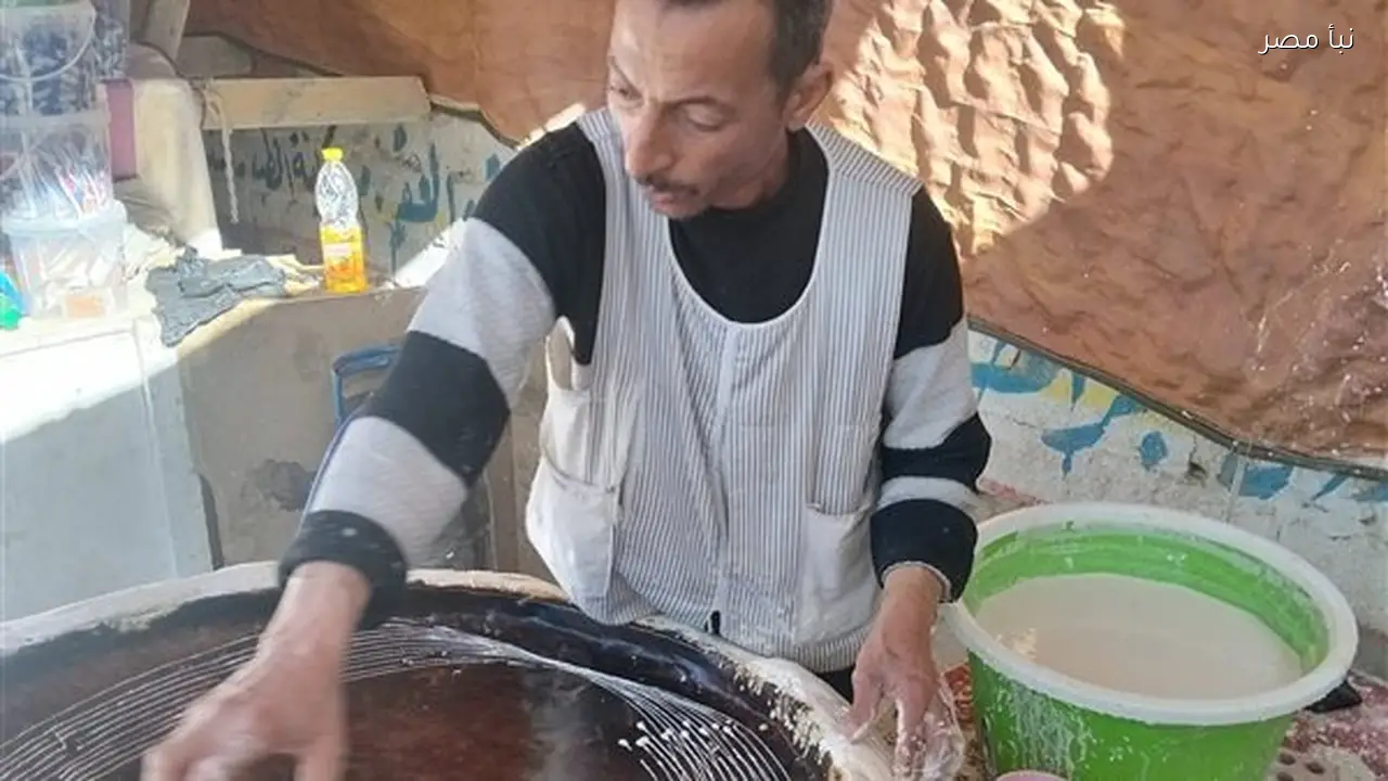 عم حسين في الفيوم يحافظ على أسرار فرن الطين ويجذب الزبائن بكنافة بلدي مميزة