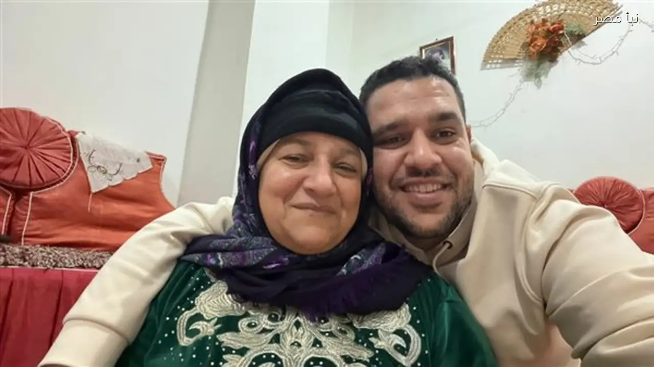 أحمد صاحب مشروع مأكولات يحلم بفتح مطعم كبير ويعمل على إعداد الوجبات مع والدته في البيت