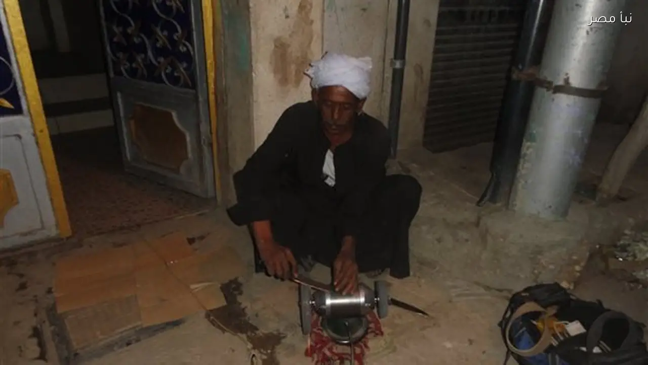 أشهر سنان سكاكين في الأقصر يروي قصة مهنته في شغف واحترافية