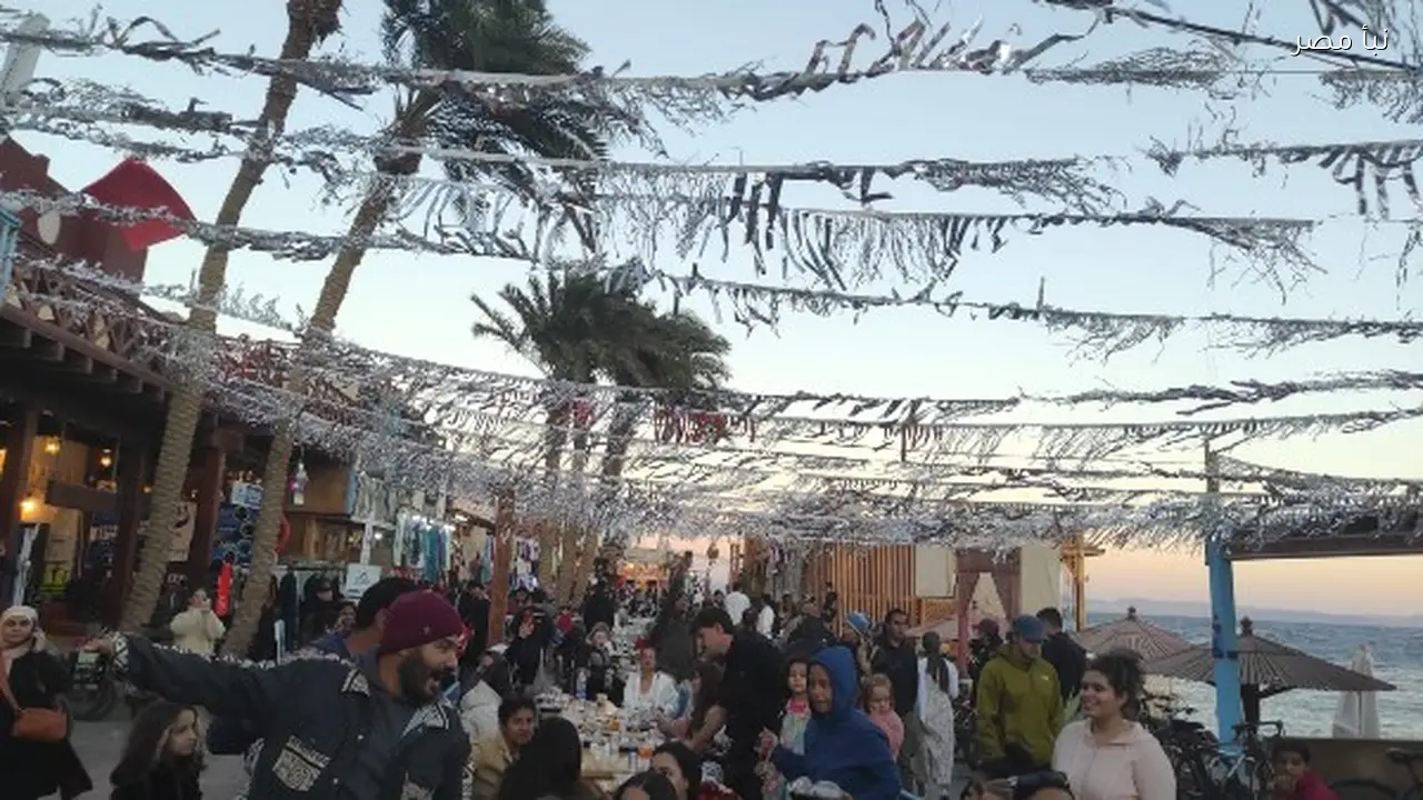 أطول مائدة إفطار جماعية في دهب بطول 2 كيلو متر تجمع بين المسلمين والمسيحيين والأجانب