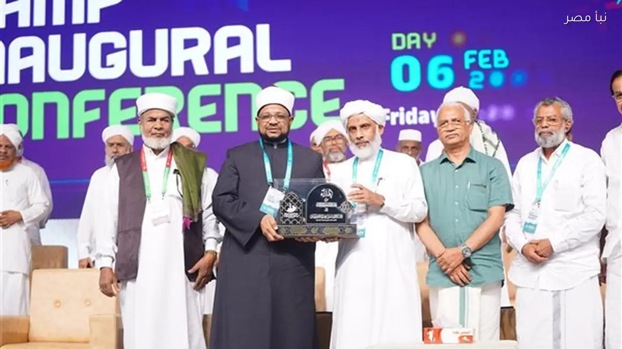 أمين البحوث الإسلامية يتسلم درع تكريم شيخ الأزهر خلال المؤتمر المئوي لجمعية العلماء في الهند