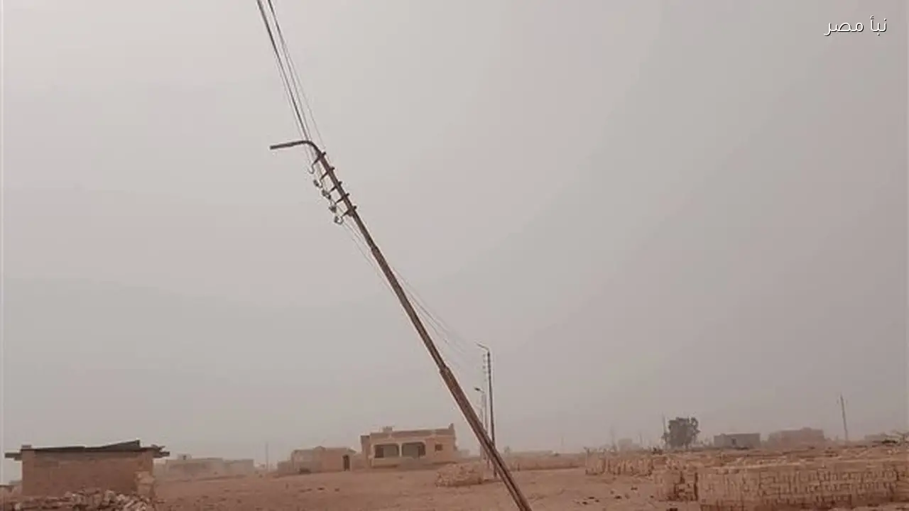 أهالي قرية الست نخلات في مطروح يطالبون بتدخل عاجل بسبب عمود إنارة مائل يهدد سلامتهم