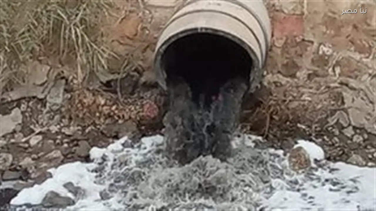 أهالي قرية العطيات بالأقصر يطالبون بحل عاجل لمشكلة ماسورة صرف صحي مفتوحة تهدد صحتهم وبيئتهم