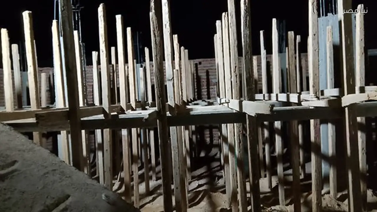 إزالة خشبة سقف مخالف خلال حملة ليلية في مدينة أرمنت