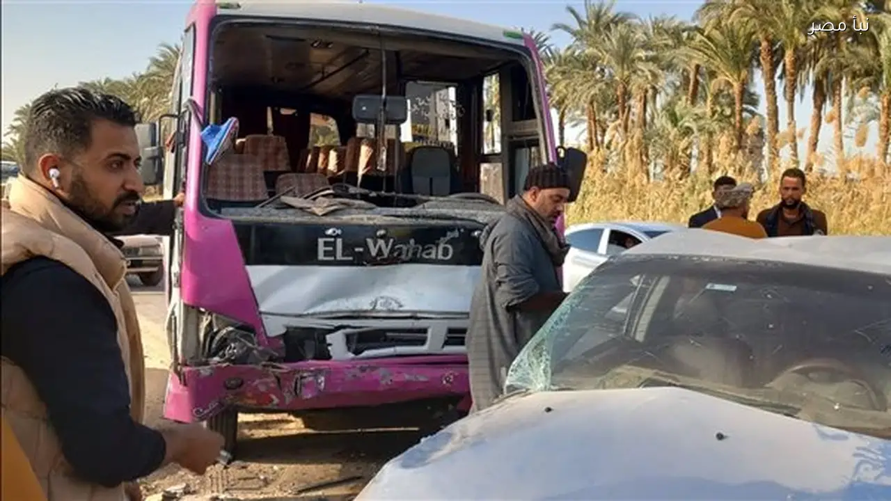 إصابة تسعة أشخاص في حادث تصادم ميني باص بسيارة ملاكي على كوبري العطيات في أسيوط