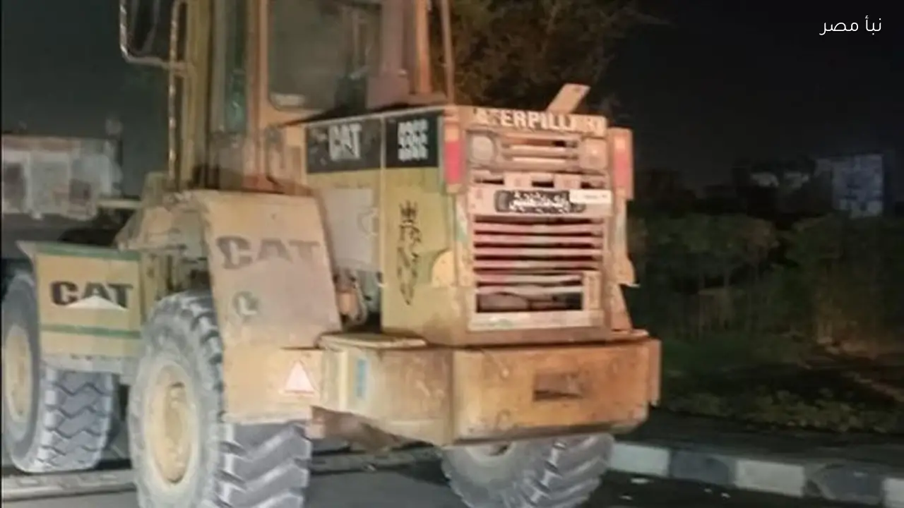 إصابة ثلاثة أشخاص في حادث تصادم موتوسيكل ولودر في السويس