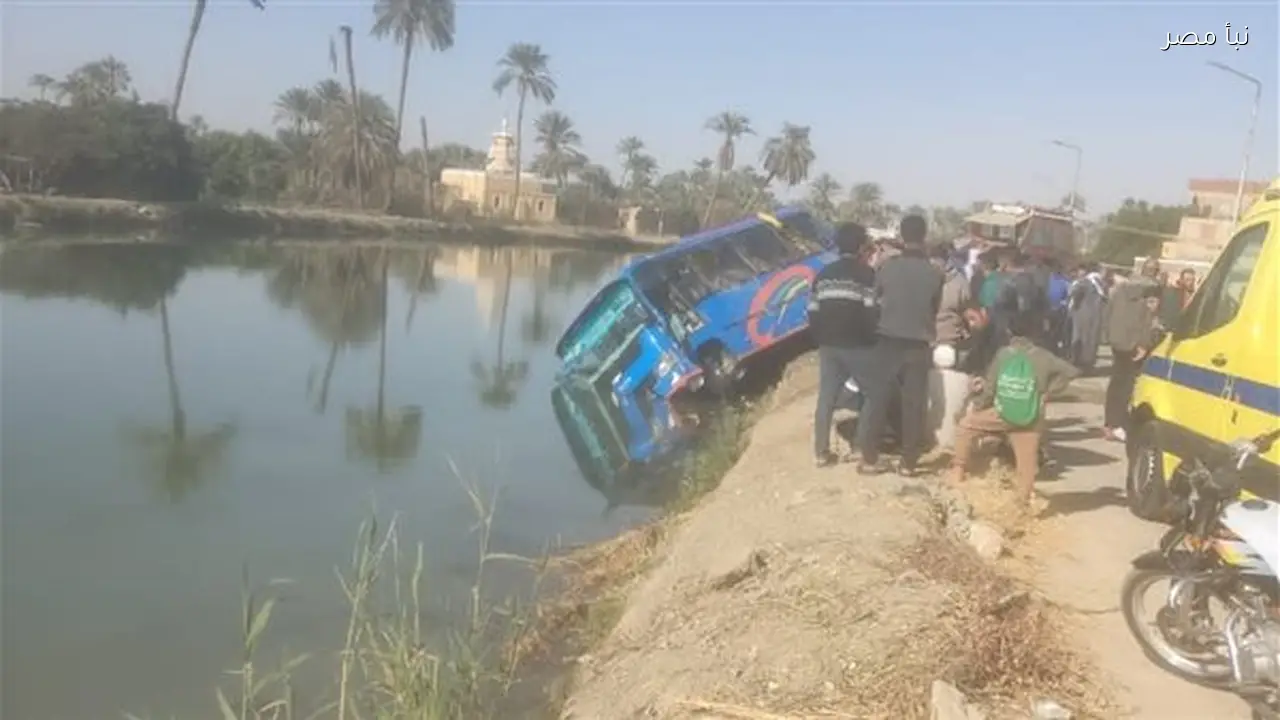 إصابة شخصين إثر انقلاب أتوبيس في ترعة السويس بحي الجناين