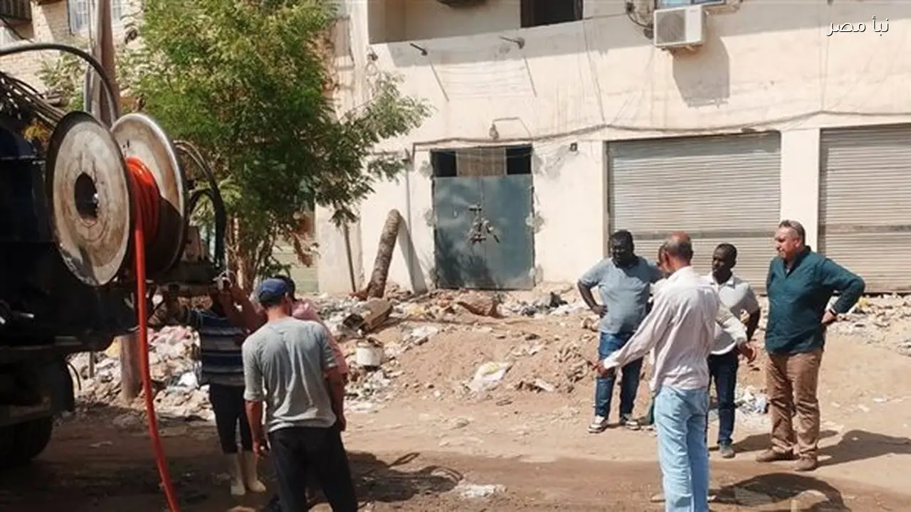 إصلاح انسداد خط صرف صحي في سمسطا ببني سويف استجابة لشكاوى الأهالي