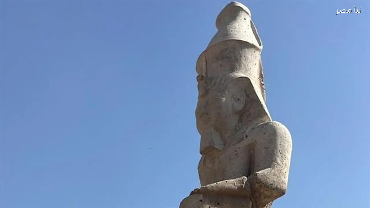 استكمال أعمال ترميم تمثال الملك رمسيس الثاني في منطقة الأشمونين بالمنيا