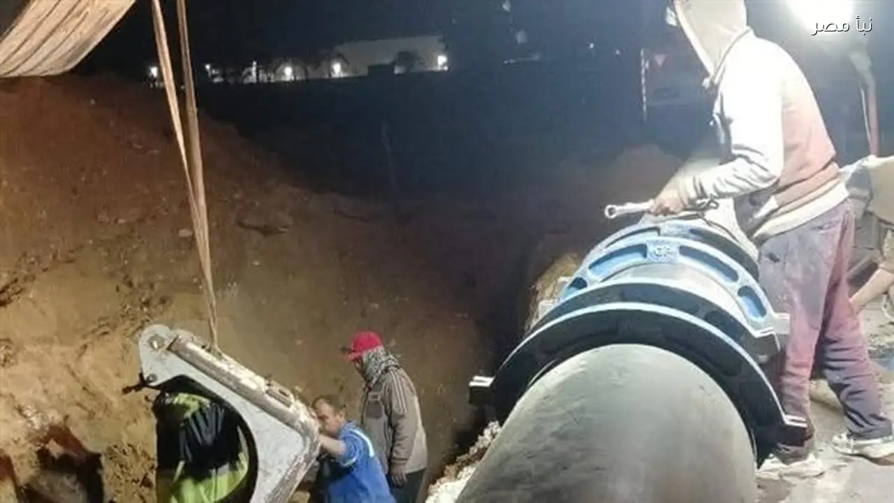 استمرار أعمال إصلاح خط مياه وادي النطرون بالبحيرة رغم الظروف الجوية القاسية