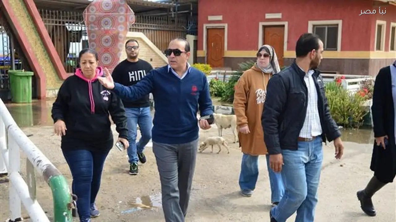 استمرار جهود سحب تجمعات مياه البحر من شاطئ بورفؤاد لتحسين الوضع البيئي