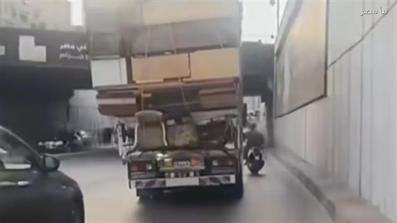 الأمن يحقق في فيديو يظهر سيارة نقل محملة بالأخشاب تسير في أحد الشوارع وتثير استياء رواد السوشيال ميديا