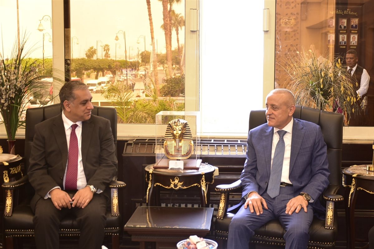 محافظ الأقصر والقنصل البريطاني