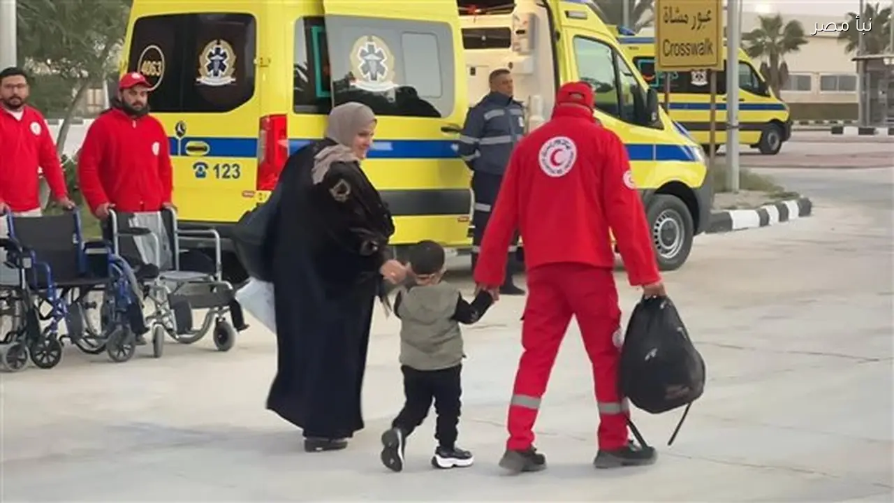 الهلال الأحمر المصري يستقبل الدفعة الحادية عشرة من الأشقاء الفلسطينيين في إطار الدعم الإنساني المستمر