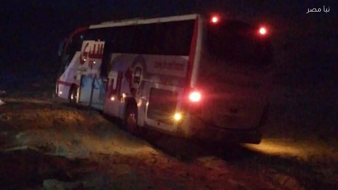 انحراف أتوبيس معتمرين داخل الرمال يؤدي إلى إصابة شخصين خلال رحلة عمرة
