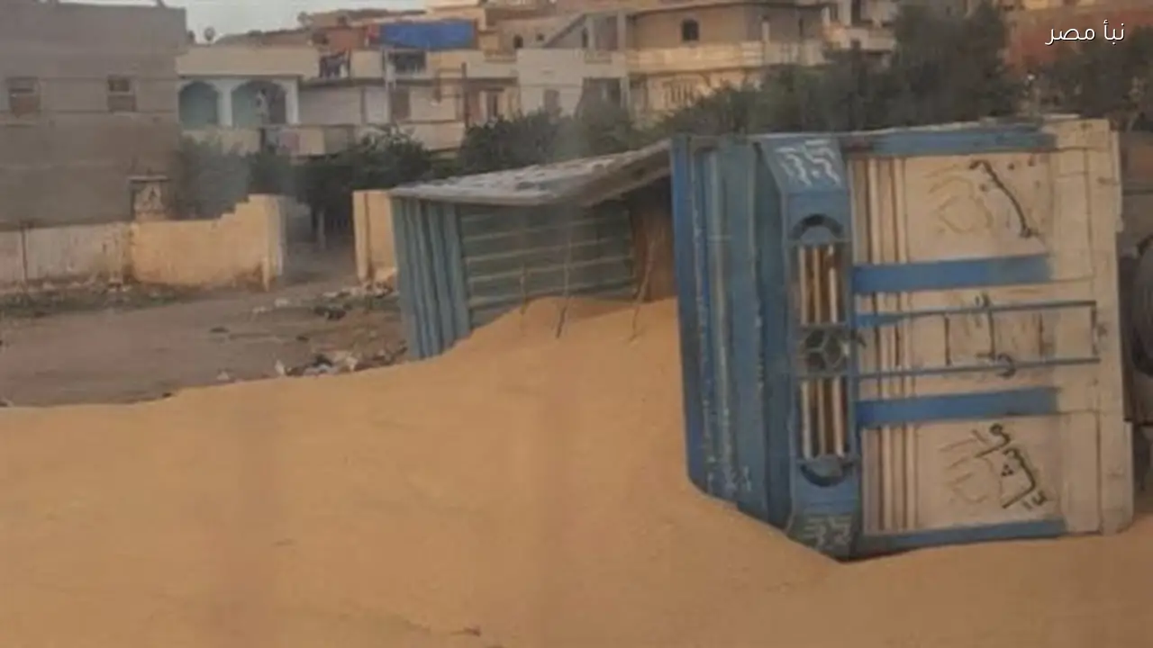 انقلاب تريلا محملة بالرمال أمام قرية دسونس بالبحيرة دون إصابات