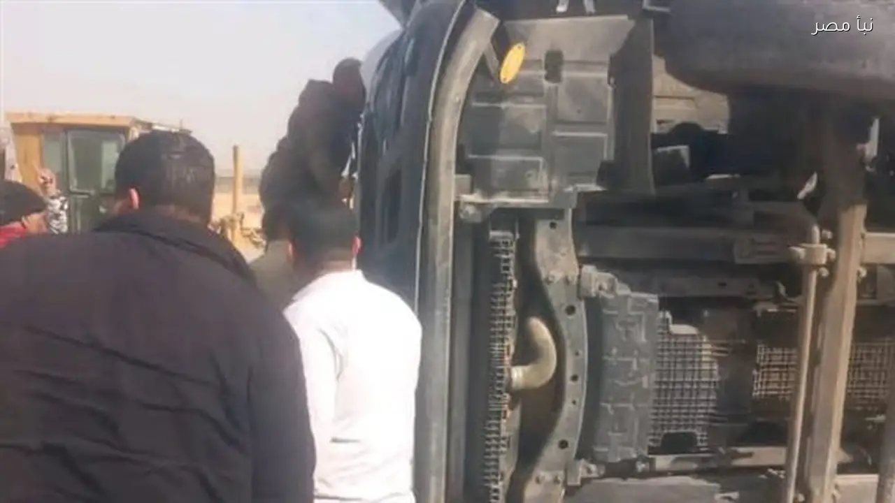 انقلاب سيارة نقل على الطريق الإقليمي بالعاشر من رمضان