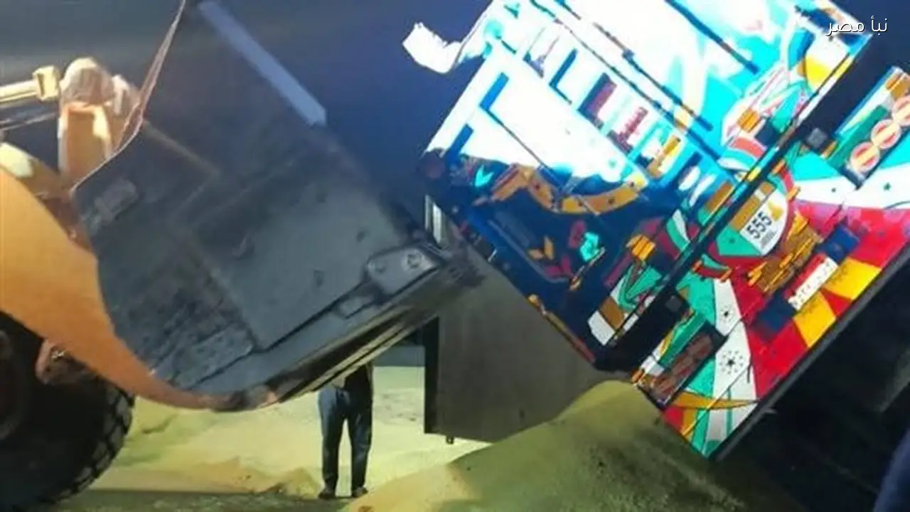 انقلاب سيارة نقل محملة بالكبريت على الطريق الزراعي في المنوفية