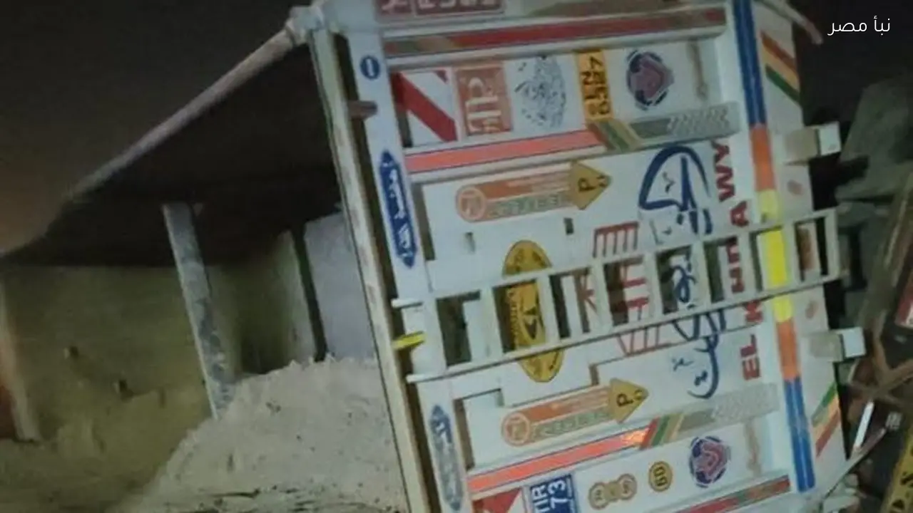 تصادم قطار بضائع مع سيارة نقل في العين السخنة يثير قلق المسافرين