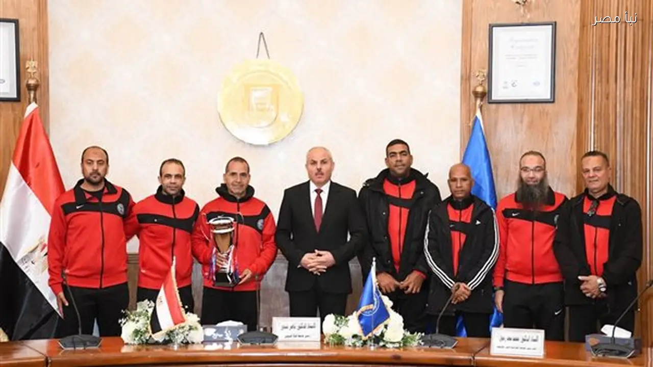 تكريم منتخب جامعة القناة بعد فوزه ببطولة دوري المصالح الحكومية للمرة الثالثة