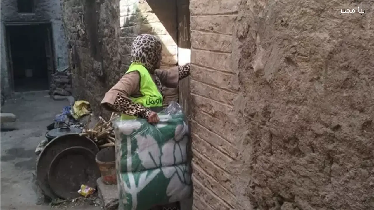 توزيع بطاطين على الأسر غير القادرة في قرى المنيا لمواجهة موجة البرد